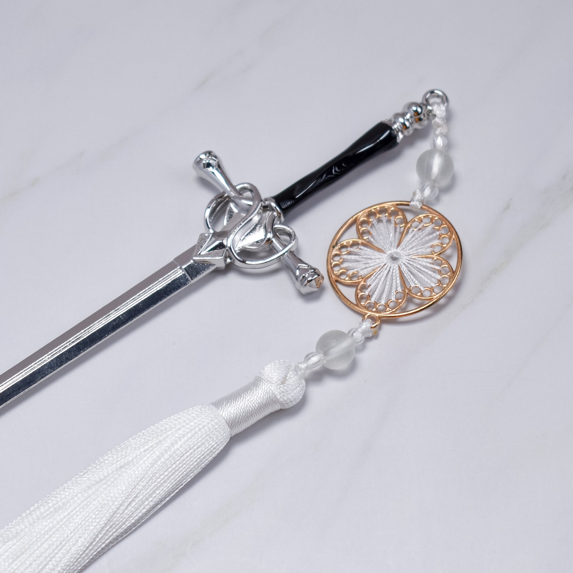 Sakura Snow Sword Hairpin – White Tassel & Gold Filigree Charm