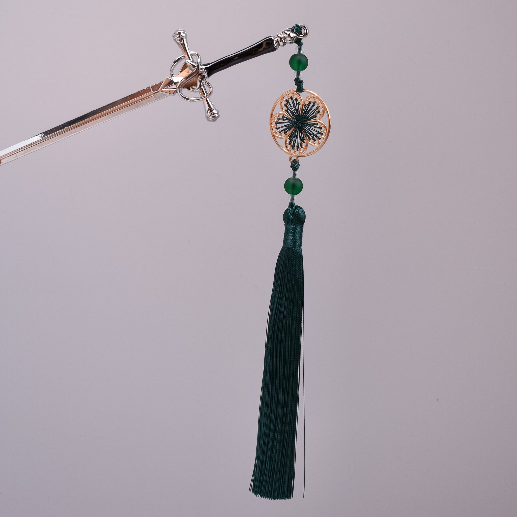 Sakura Emerald Sword Hairpin – Deep Green Tassel & Gold Filigree Charm