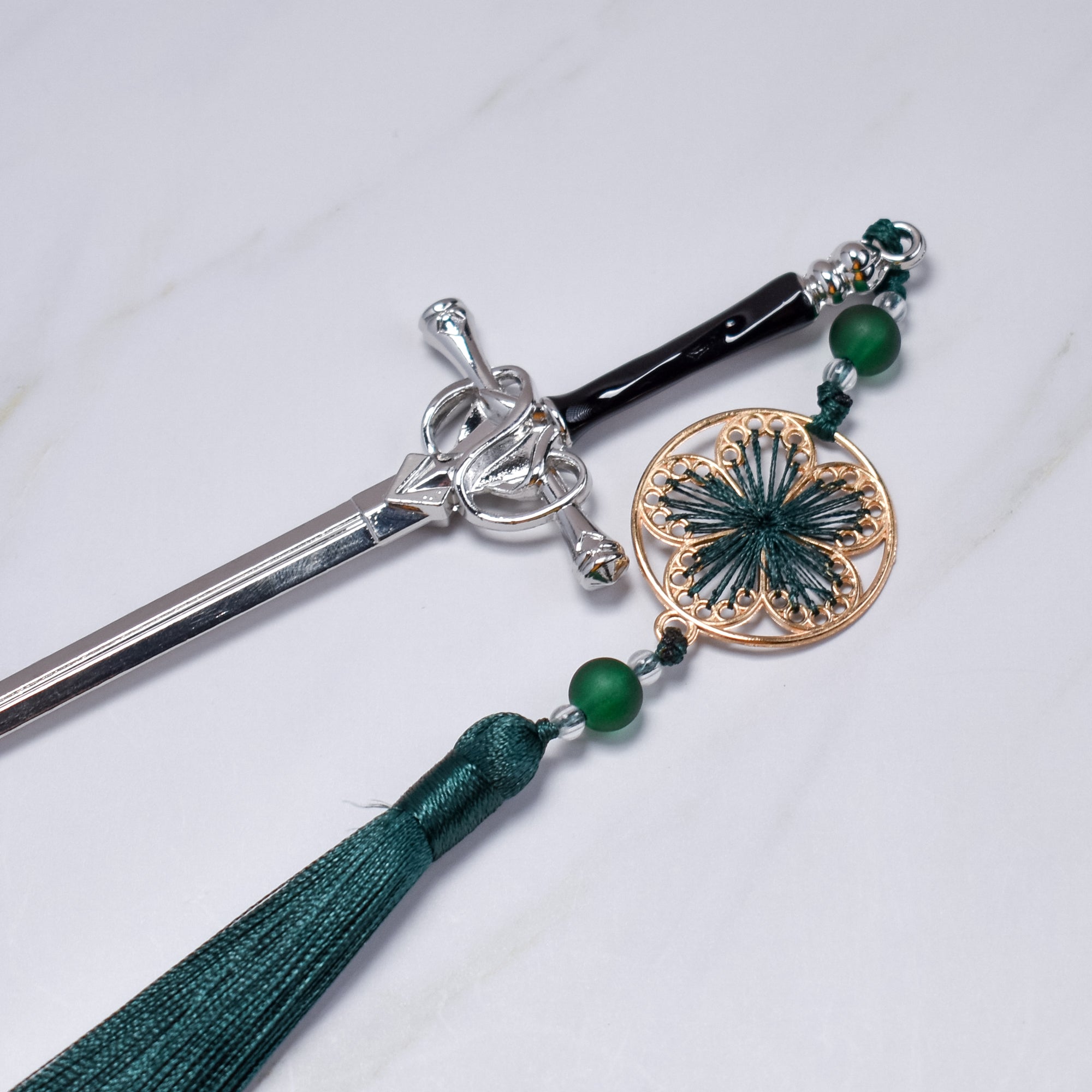 Sakura Emerald Sword Hairpin – Deep Green Tassel & Gold Filigree Charm